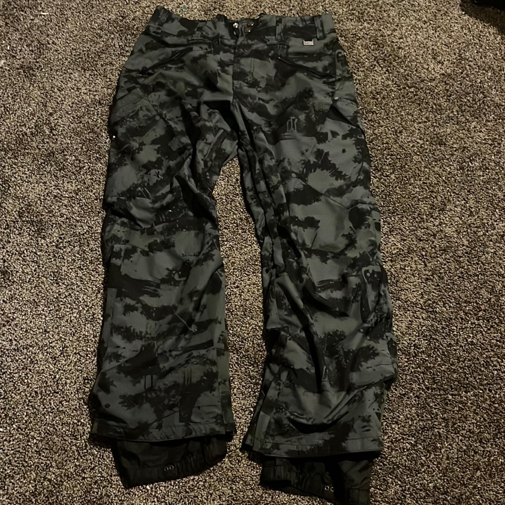 Empyre Men’s ski pants, good condition just a little messed up from the bottom.